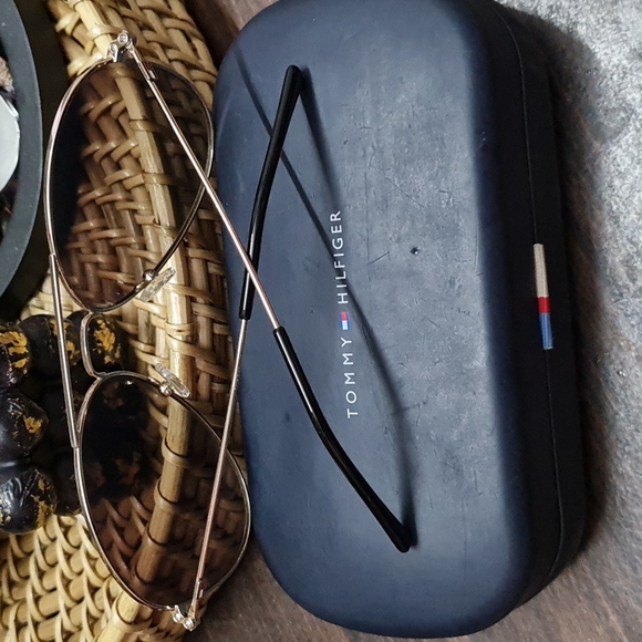 Tommy hilfiger sunglasses. - Picture 5 of 7